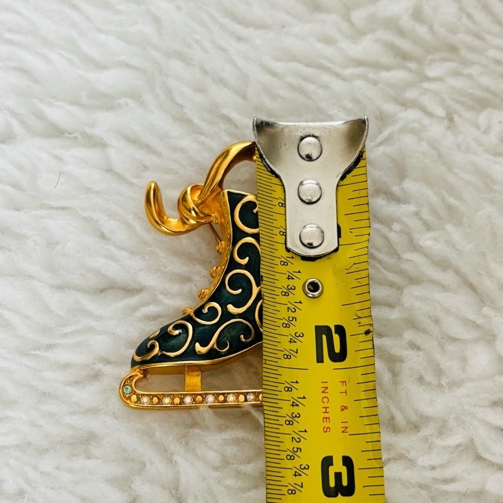Trifari 1997 Gold and Green Enamel Ice Skate Brooch Pendant - Picture 4 of 11